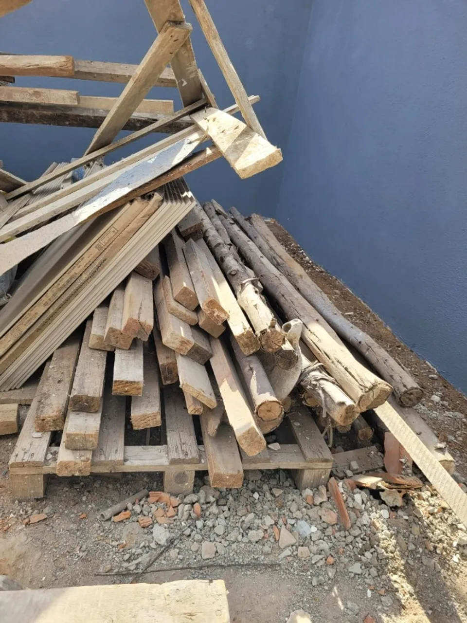 Lote de Madeira Roliça Bracatinga. Caibros 2x4 Pinus e algums cambara. E, Tapume para obra