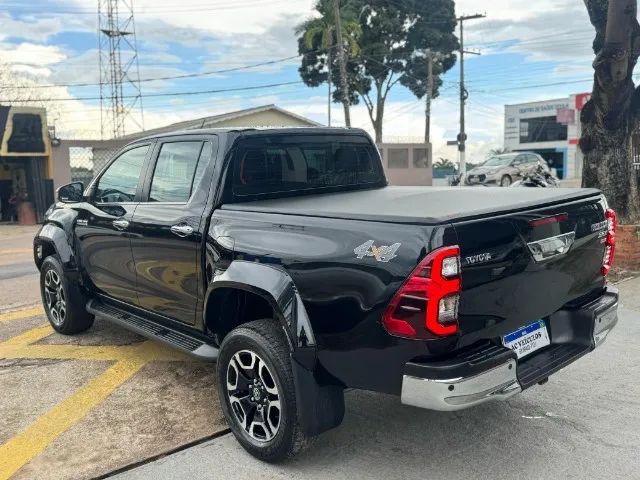 TOYOTA HILUX SRX PLUS 4x4 2.8 DIESEL AUT. 2024/2024 24.500 KM RODADOS  R$ 298.000,00 - Foto 3