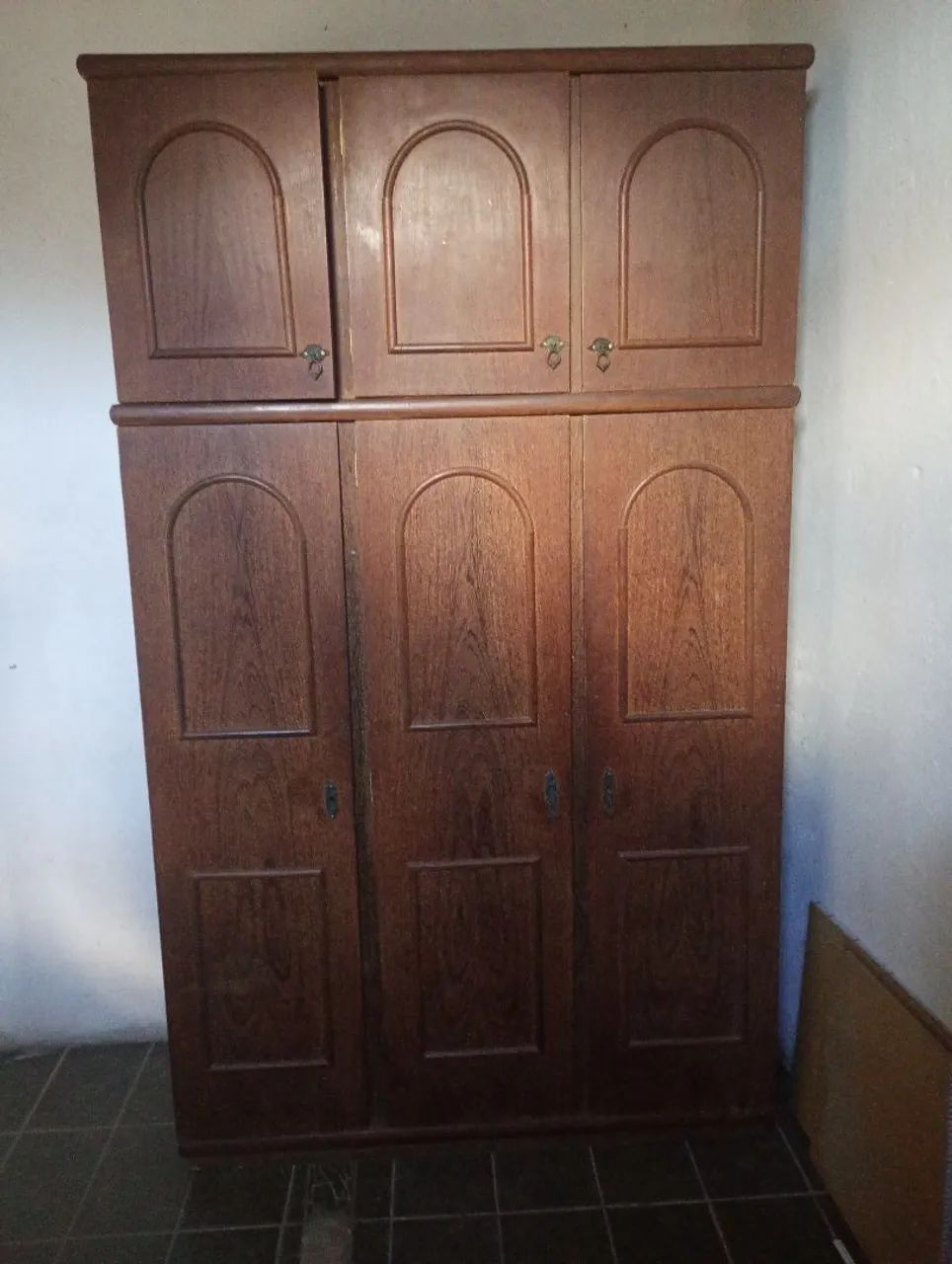 Guarda roupa de sucupira com 3 portas - Foto 2