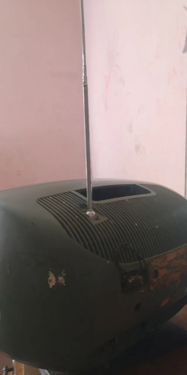 TV antiga funcionando