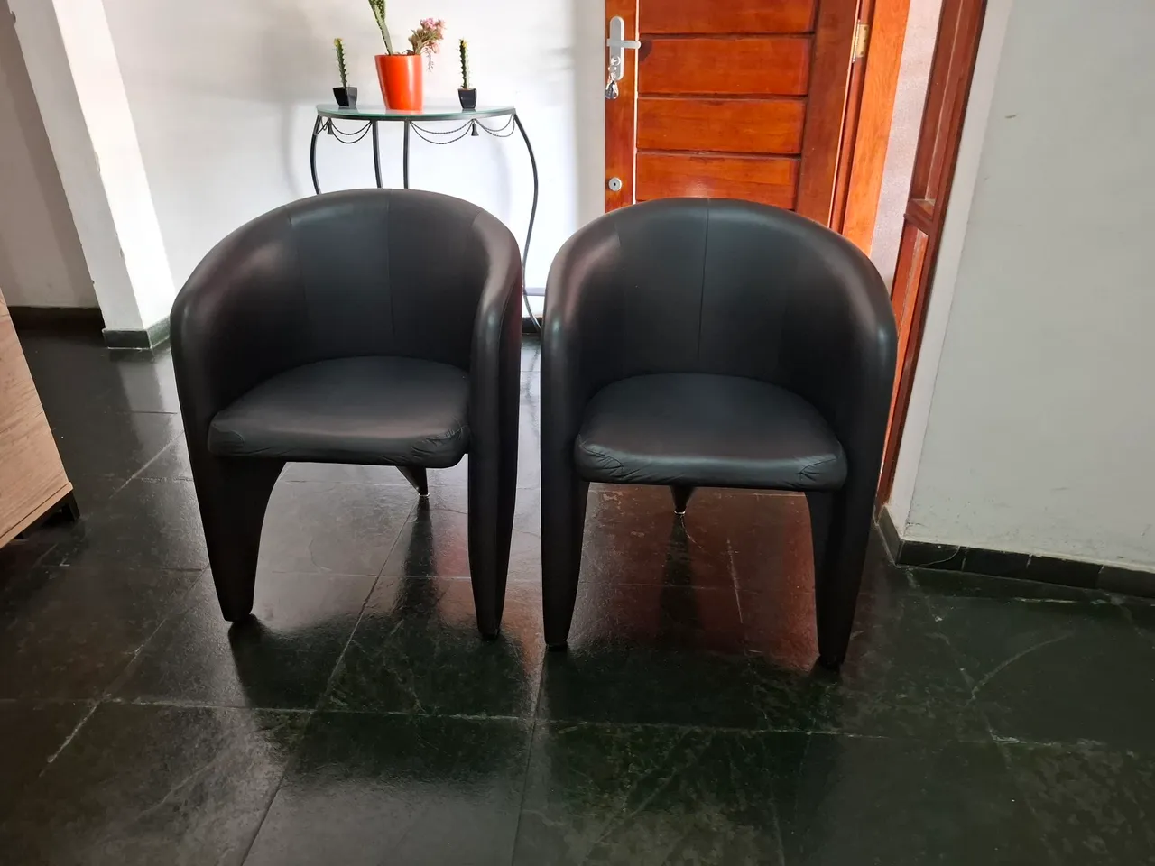 Par de Poltronas Elegantes em Couro