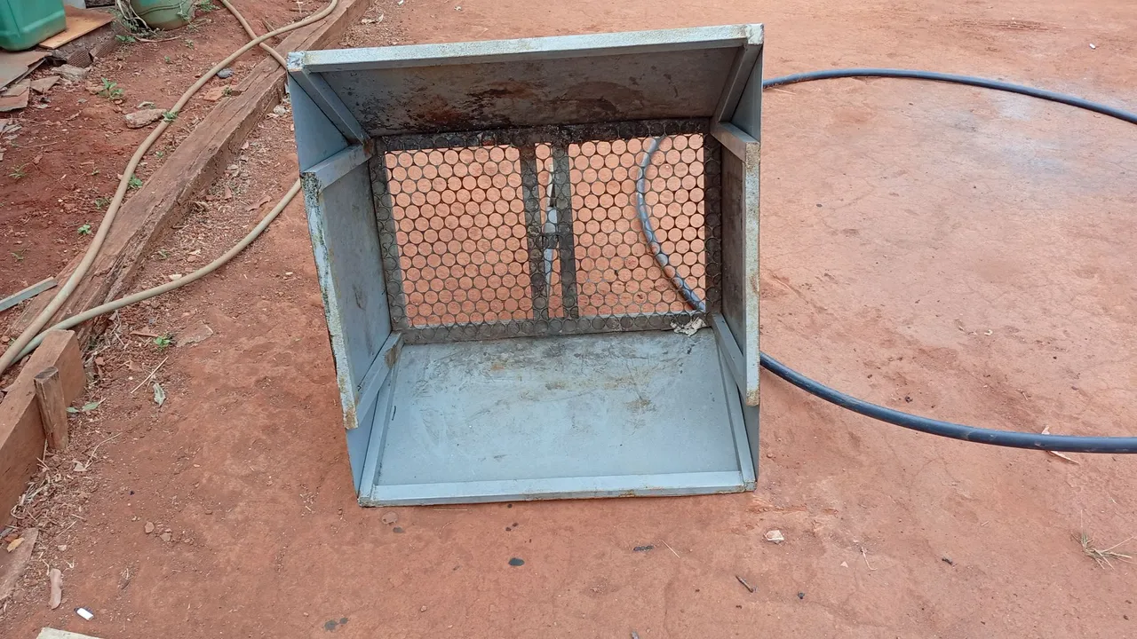 Lixeira para por lixo na porta da residência