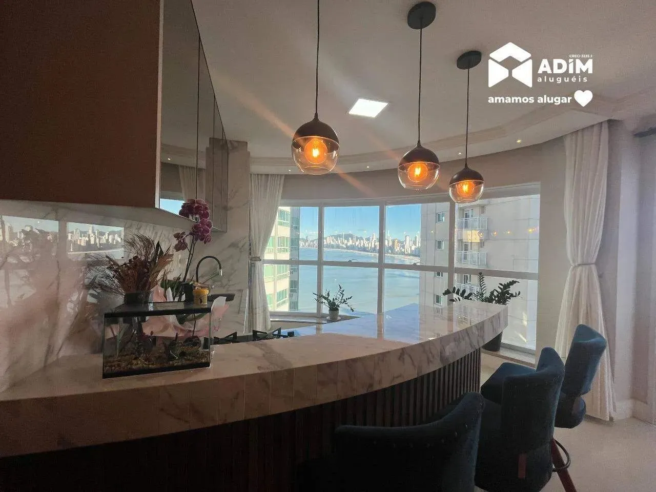 Aluguel anual: Apartamento de 3 suítes no Pioneiros em Balneário Camboriú