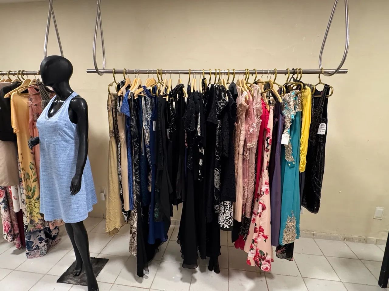 Araras de alumínio para lojas de roupas  - Foto 5