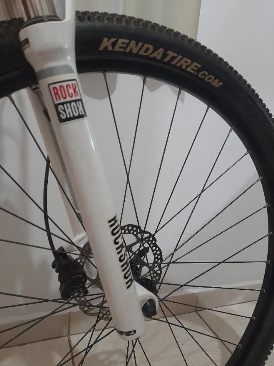 Bicicleta OGGI, bike MUITO NOVA, pedal clipe SHIMANO, 1 coroa (1x11), suspensão ROCKSHOK - Foto 2