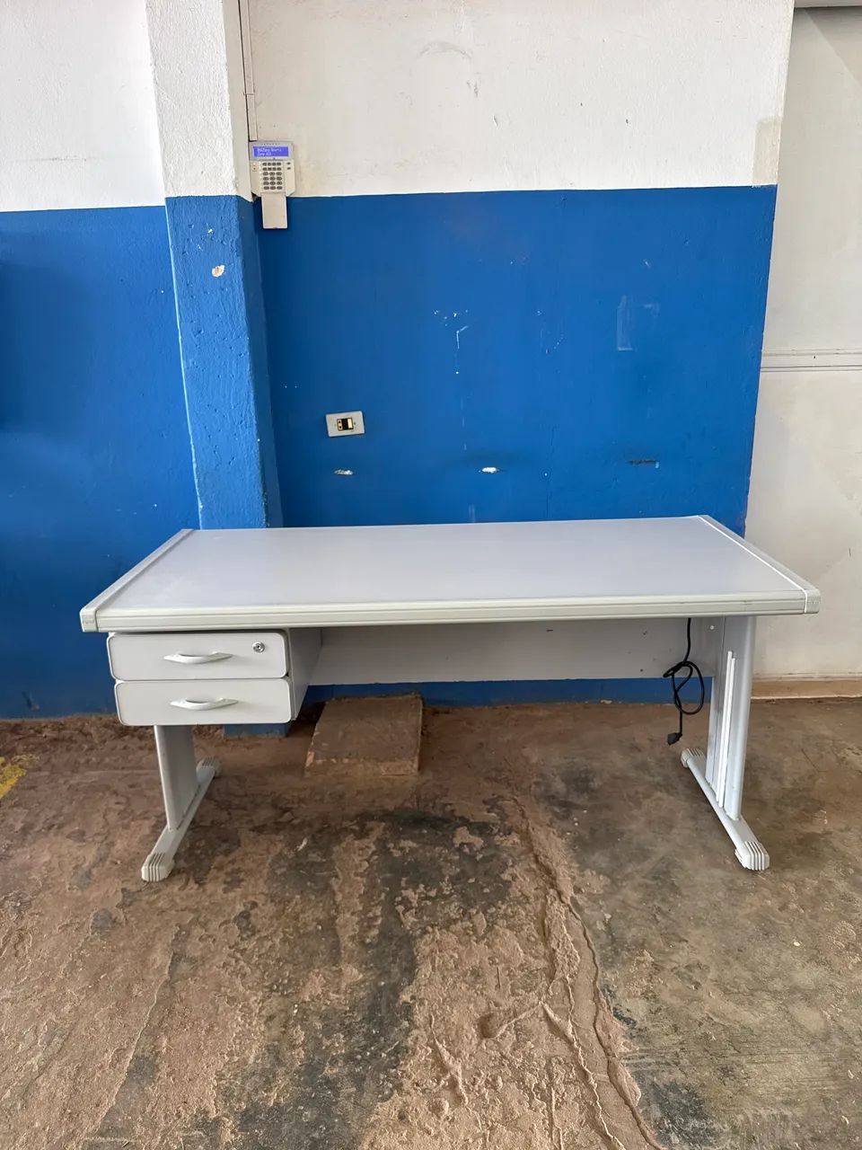 Mesa Cinza com duas Gavetas64385507985410120