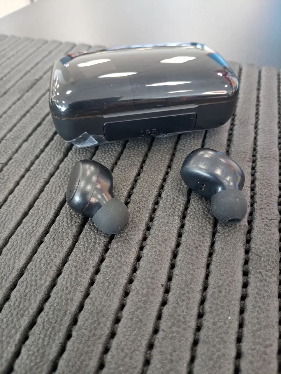 Fone de ouvido TWS sem fio com carregamento - Foto 4