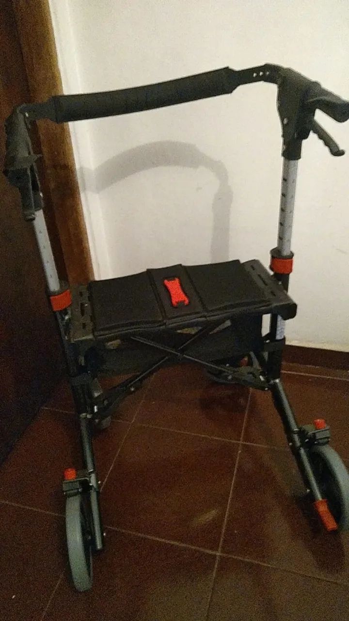 ANDADOR PORTÁTIL 4 rodas giratórias, freios, assento, compacto, leve para transporte