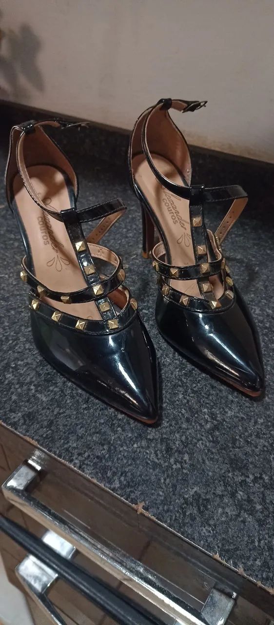 Vendo 4 pares de sapatos por 150 reais ..semi novos  - Foto 2