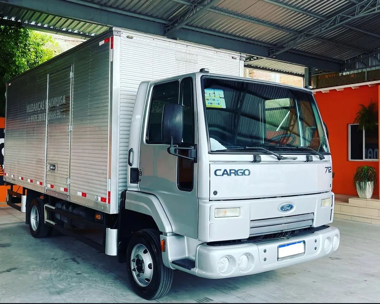 Ford Cargo 712 Baú  - Foto 2