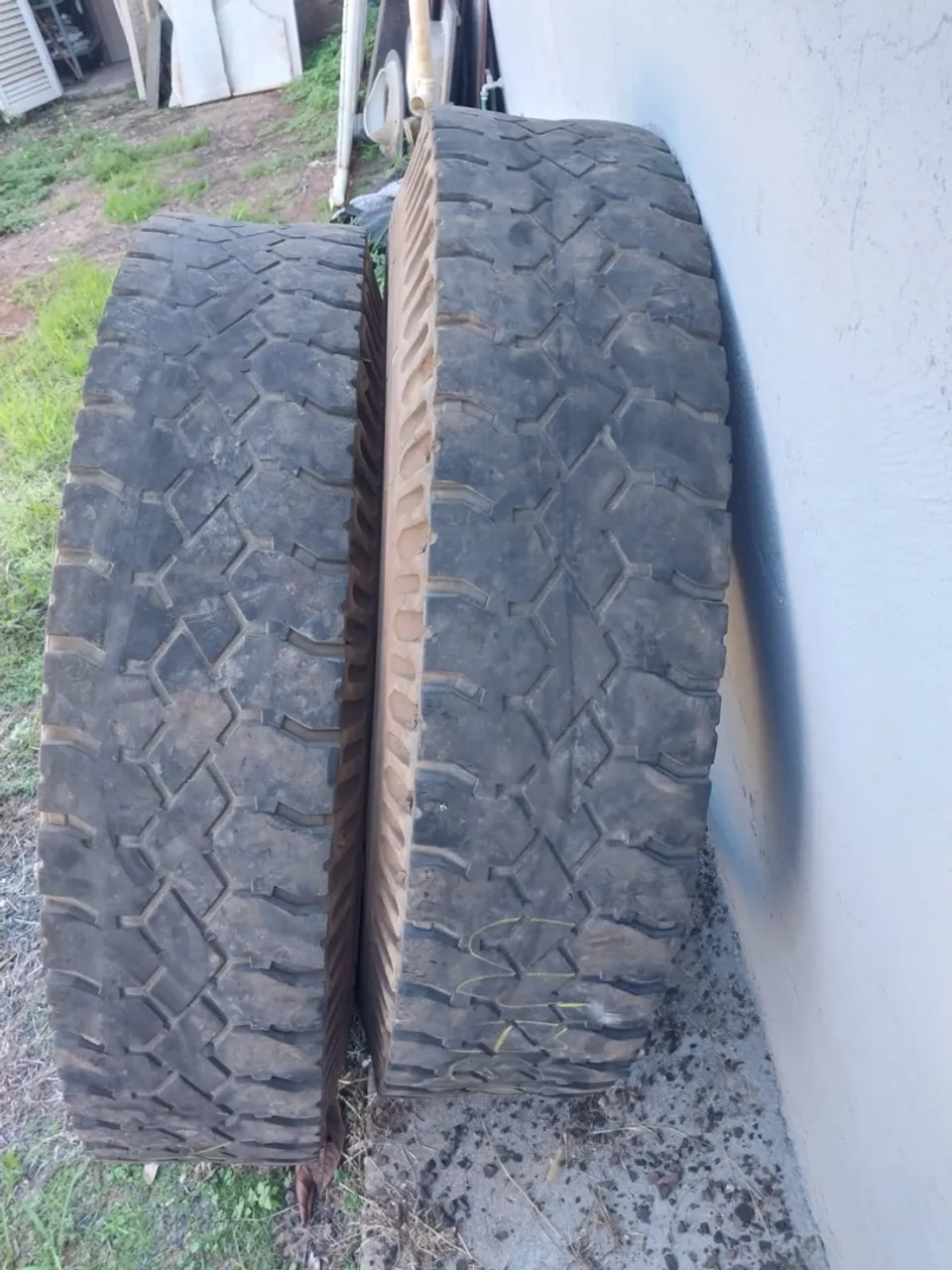 2 Pneus para Caminhão