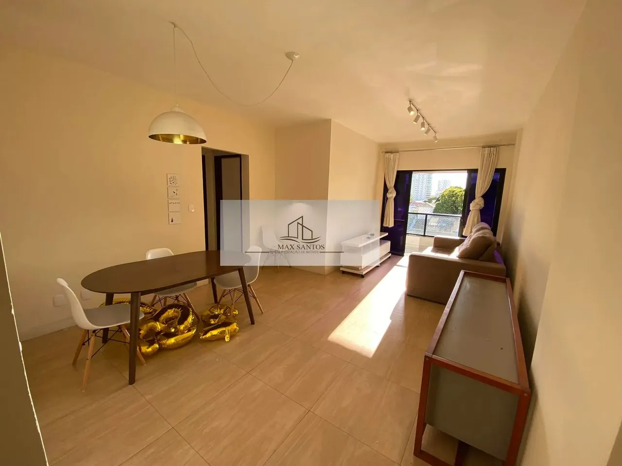 Amplo apartamento mobiliado com 2 quartos sendo 1 suíte no Centro de Campos