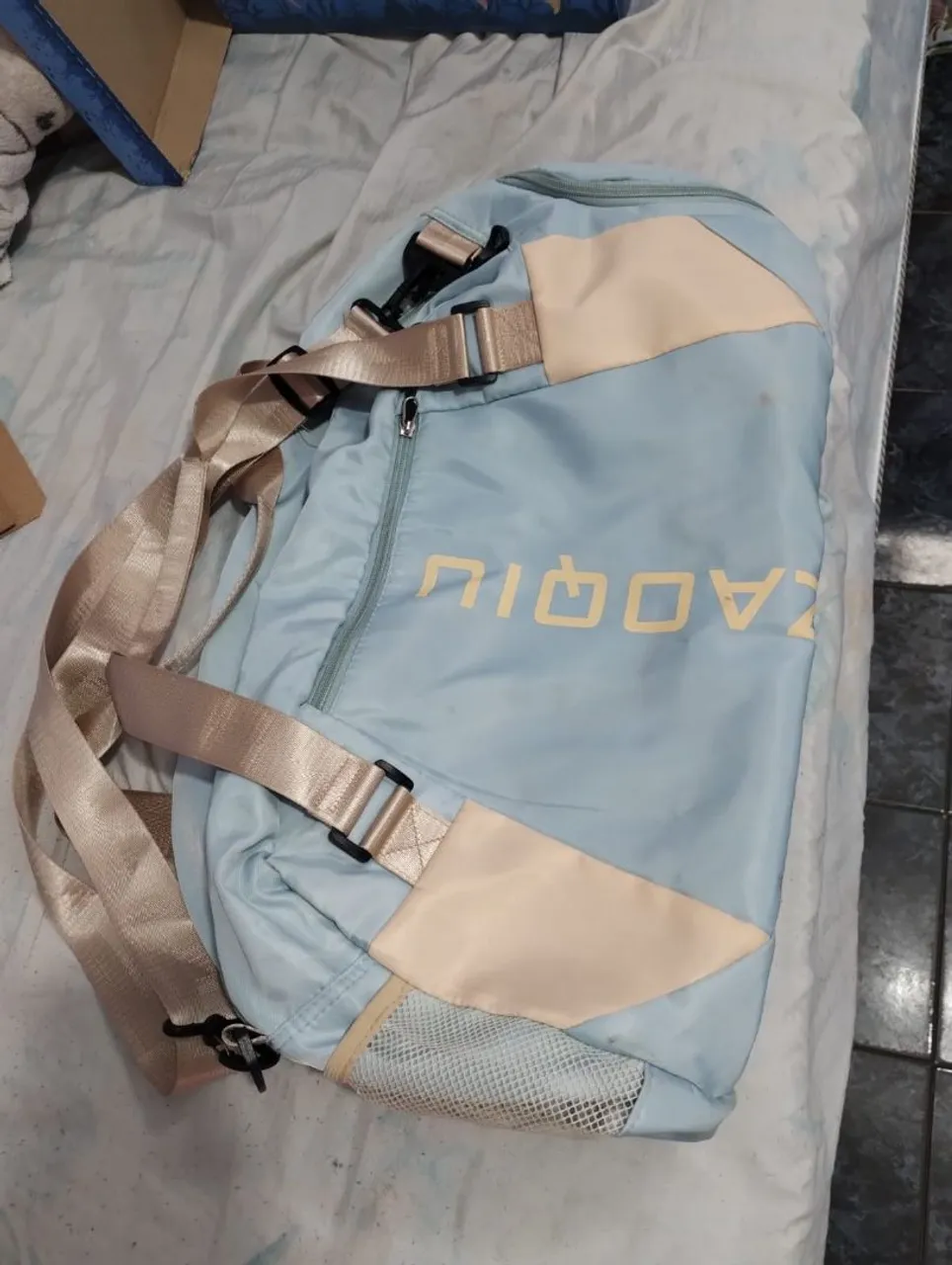 Mochila Esportiva Azul com Detalhes em Bege