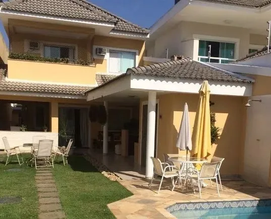 Linda casa com piscina na barra da tijuca