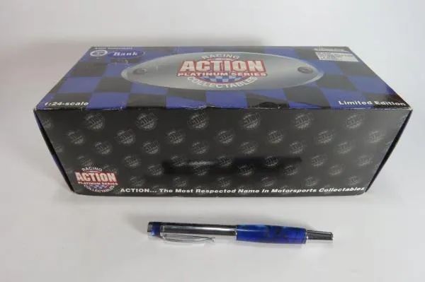 MINIATURA de CARRO DE CORRIDA e COFRE (BANK), Chevrolet Monte