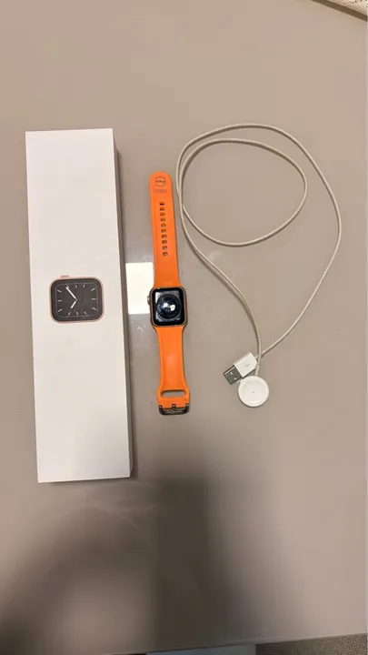 apple watch series 5 40mm gold apple watch series 5 40mm gold