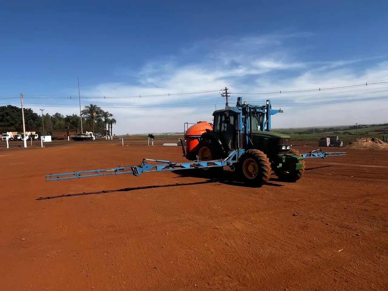 Trator John Deere 6110J com pulverizador barra central - Foto 2