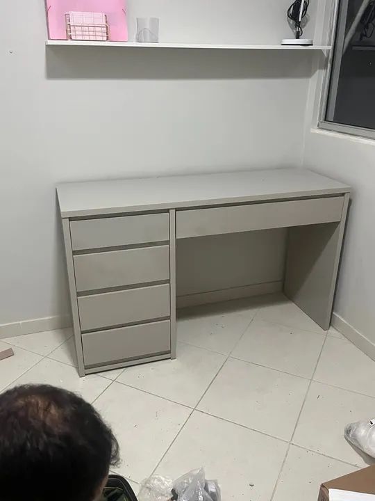 Escrivaninha com 4 gavetas