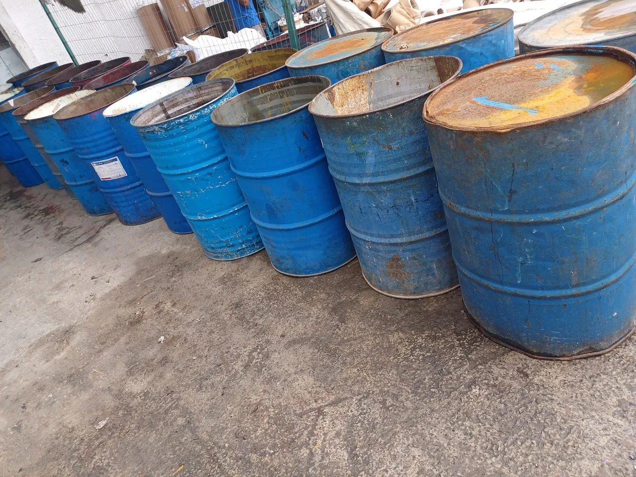 Tambores metálicos de 200 litros