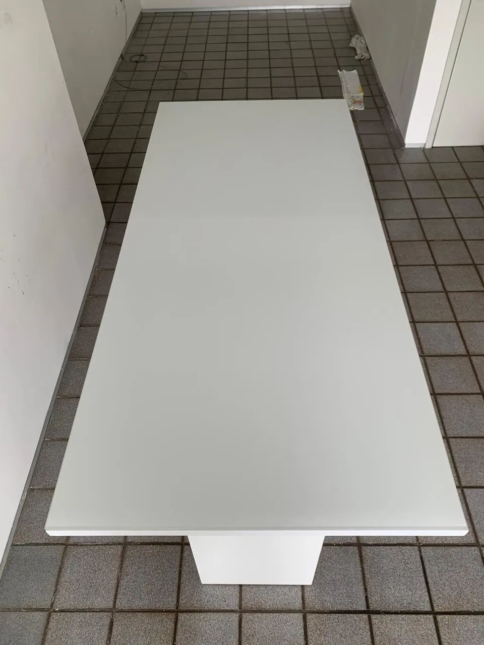 White rectangular table for 6 people64385924710913122