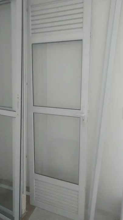 Porta de alumínio branco de correr duas folhas A 2,10 m L 1,20 m