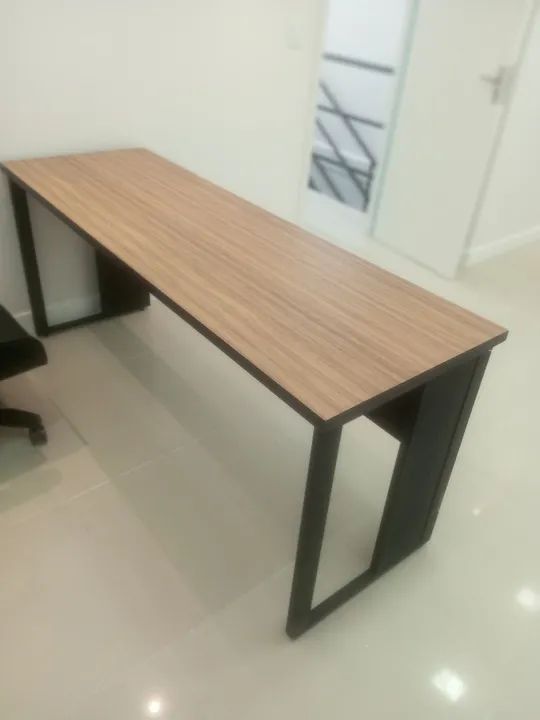 Mesa de Escritório Moderna com Estrutura em Aço Preto