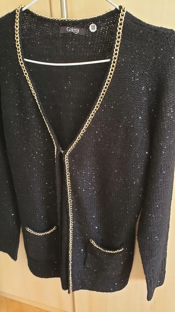 Blusa preta com paetê e corrente dourada - Foto 2