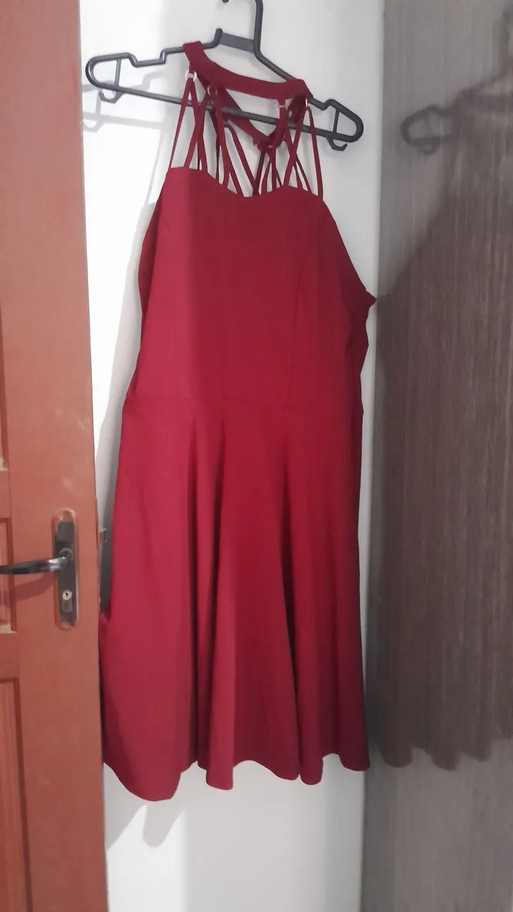 Lindo Vestido Vermelho com Detalhes