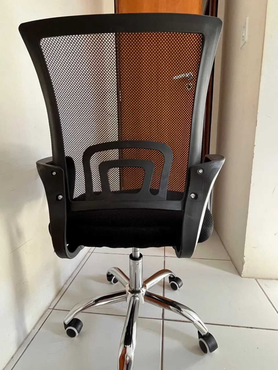 Cadeira de Escritório Ergonômica com Rodas e Encosto em Mesh