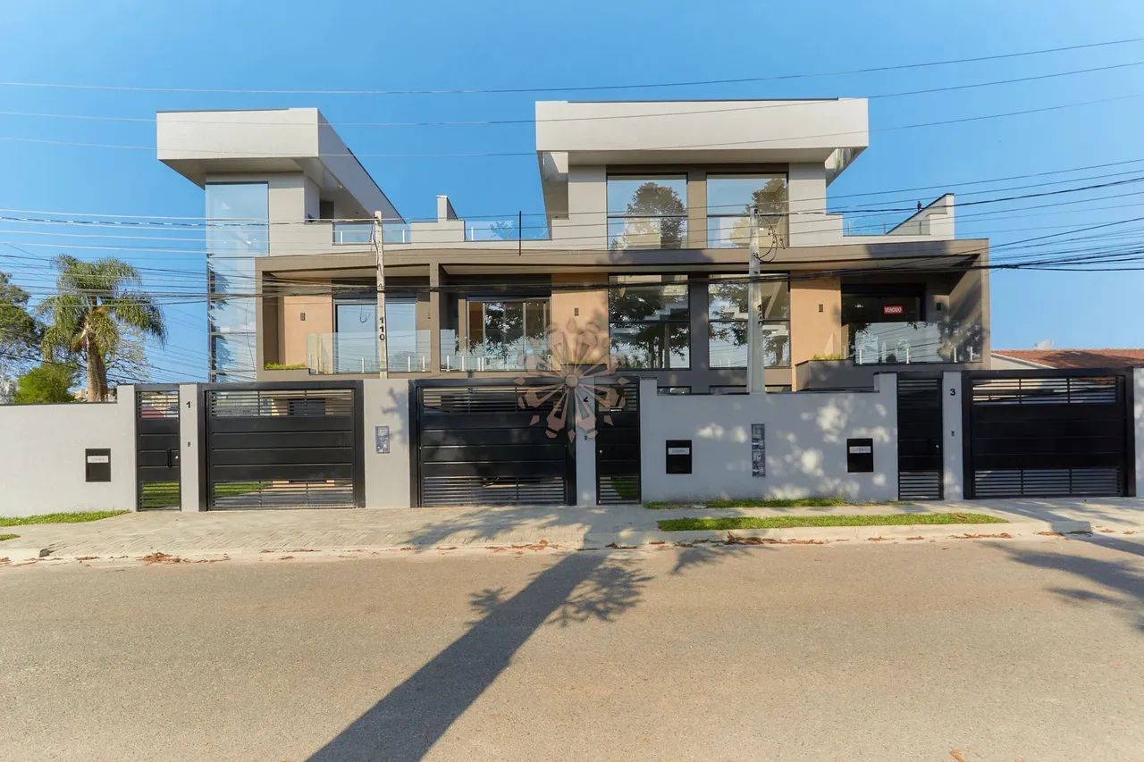 Sobrados Triplex com 03 quartos em Santa Felicidade