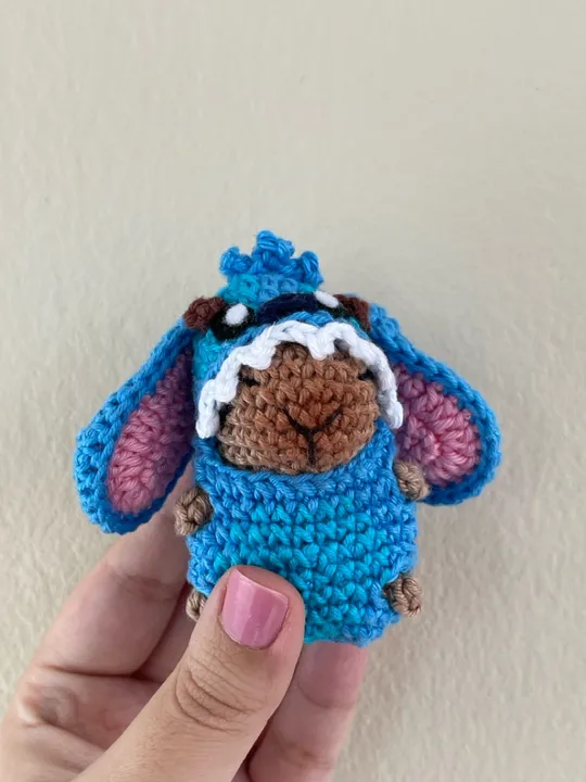 Capivarinha com roupa do Stitch - Crochê