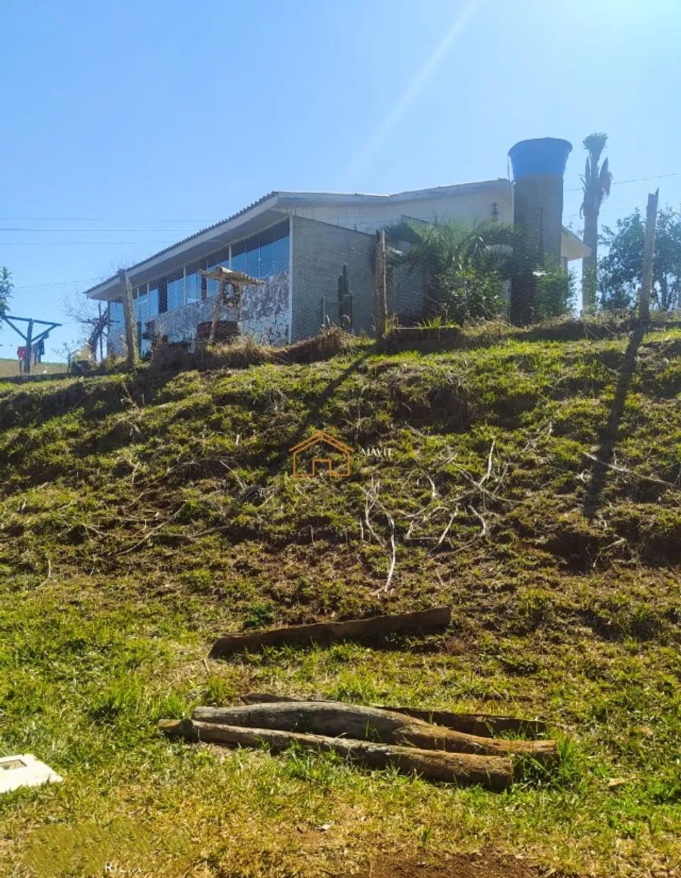  OPORTUNIDADE! Sítio com Casa Boa, Estufas, Tanques e Cachoeira - Aceita Permuta em Jlle