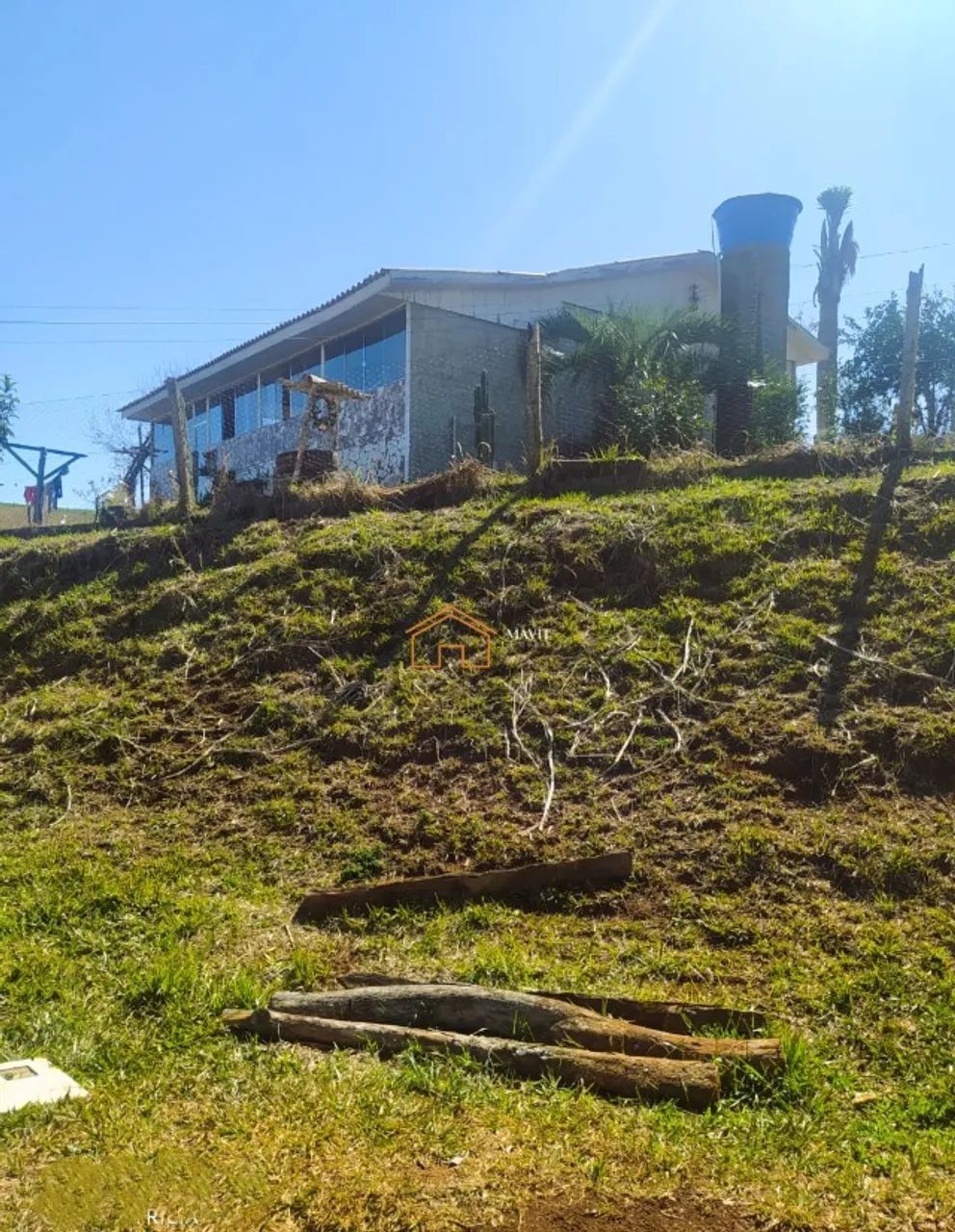 OPORTUNIDADE! Sítio com Casa Boa, Estufas, Tanques e Cachoeira - Aceita Permuta em Jlle