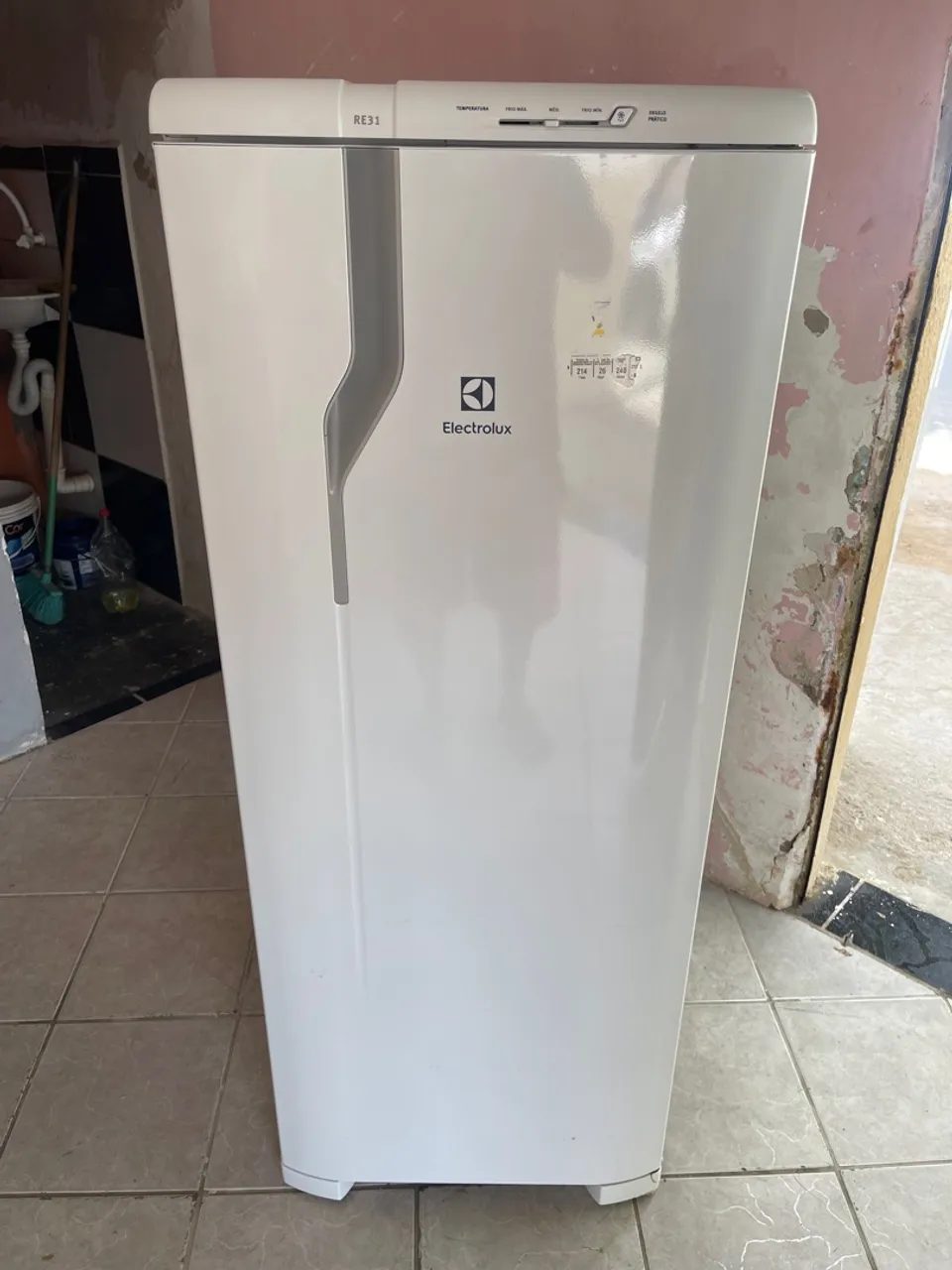 Geladeira Eletrolux RE31 Semi nova