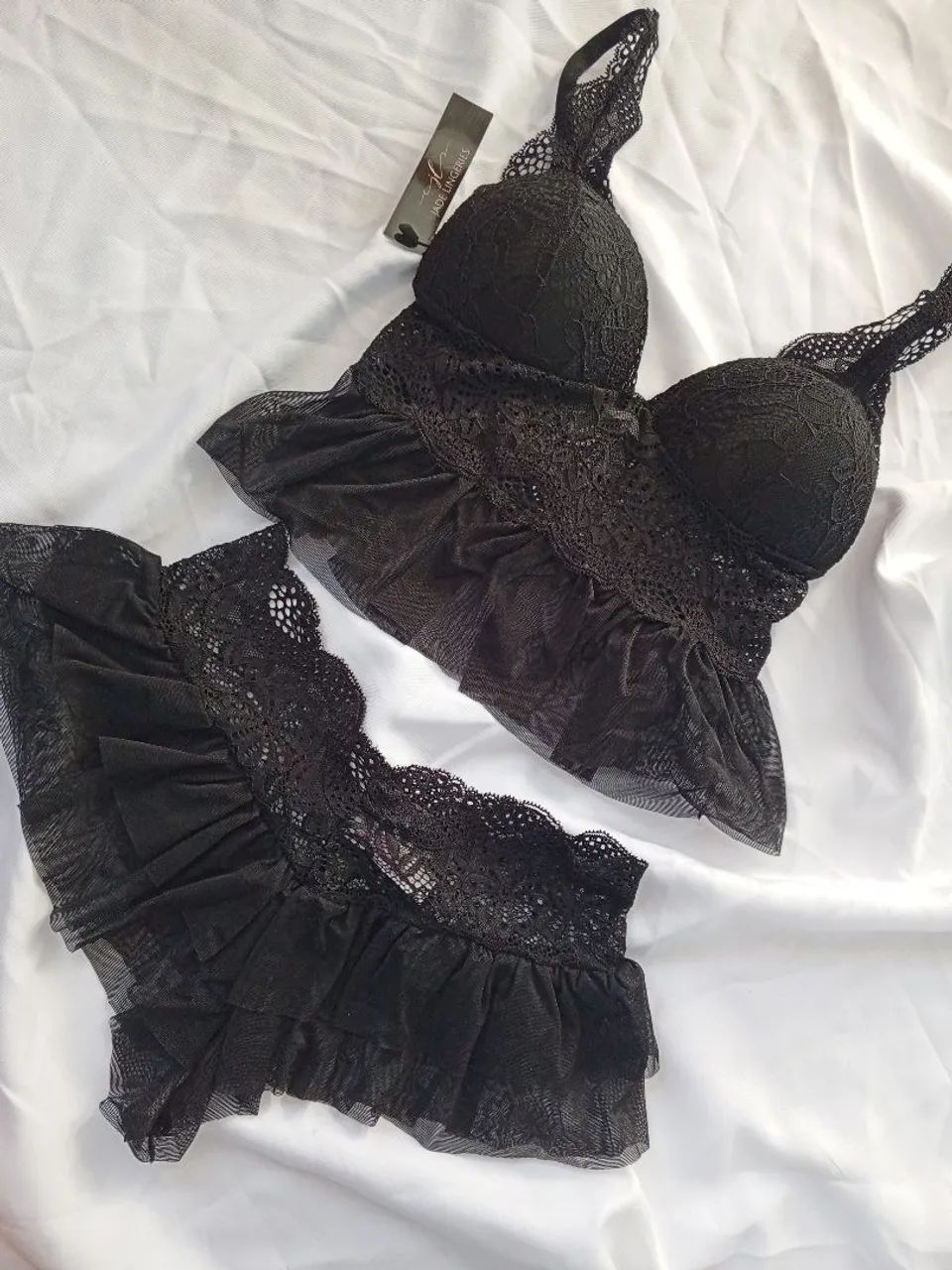 Conjunto de lingerie preto com detalhes em renda
