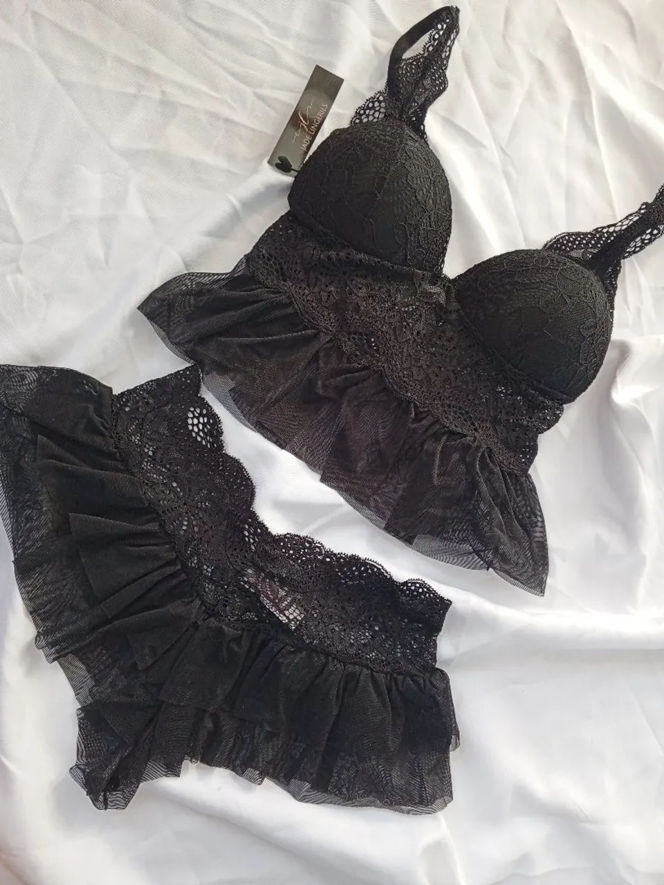 Conjunto de lingerie preto com detalhes em renda