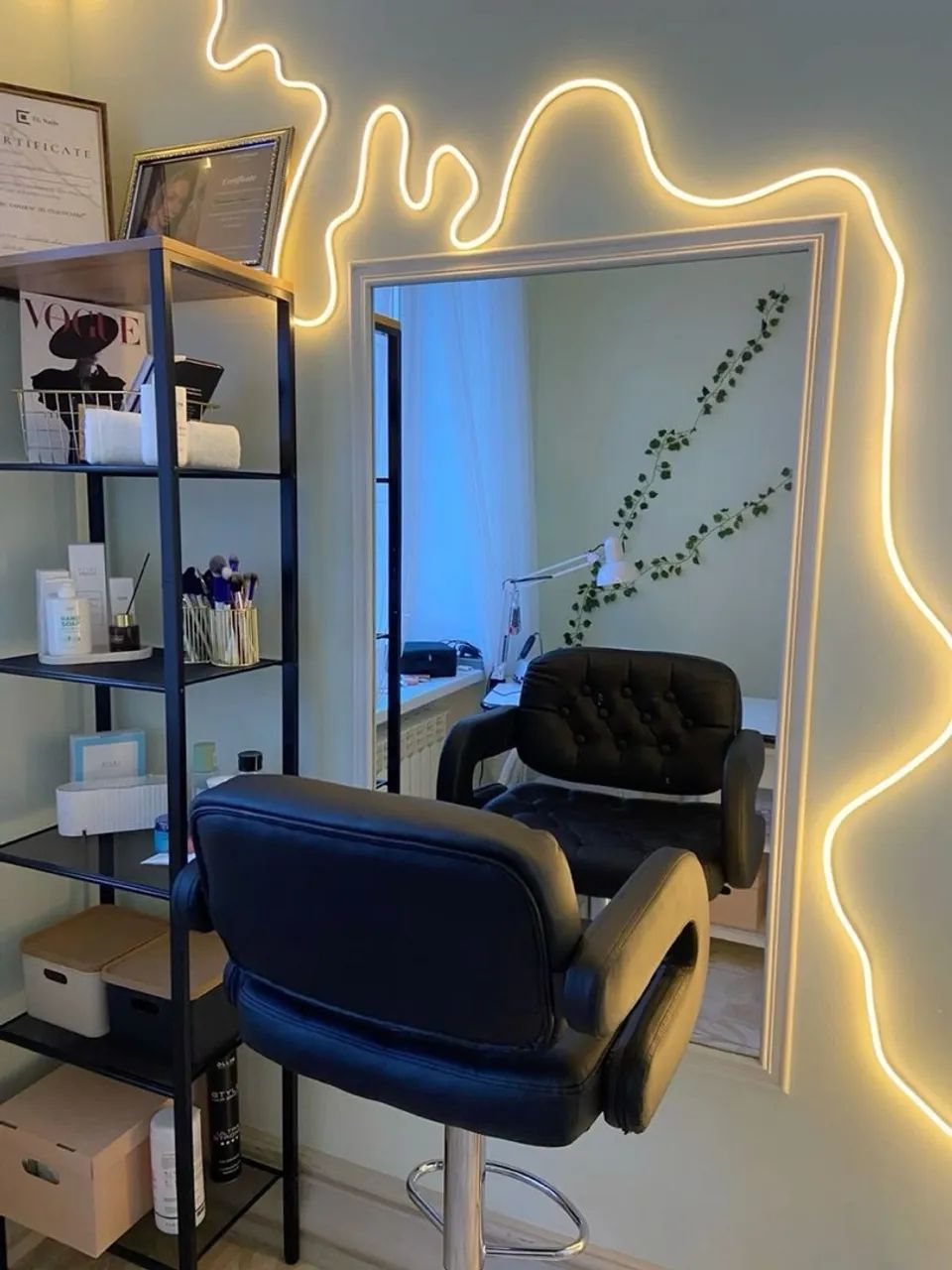 Procuro Nails Designer e lash designer para sublocar espaço em um Studio de alisamentos . 