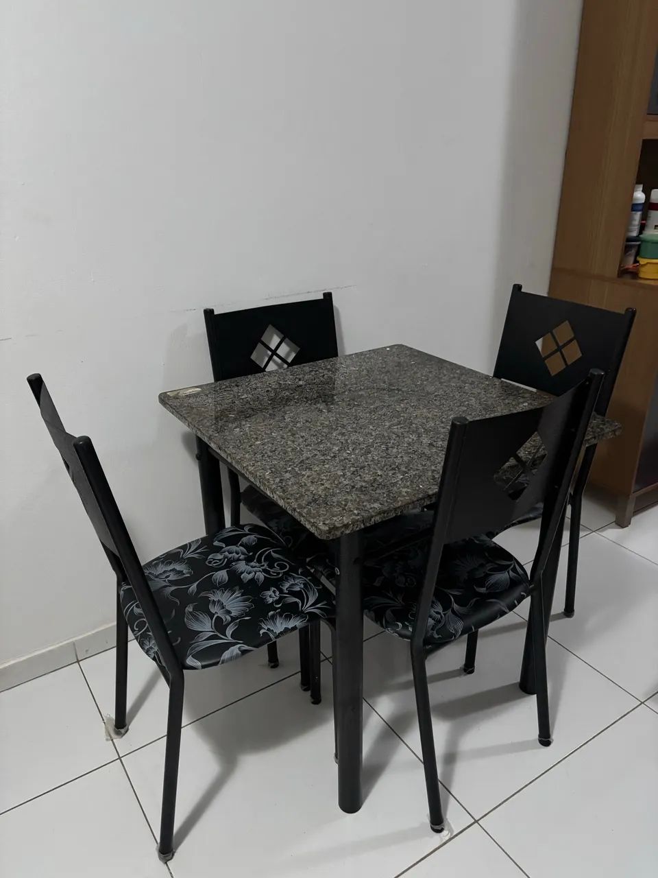 Mesa de cozinha com 4 cadeiras