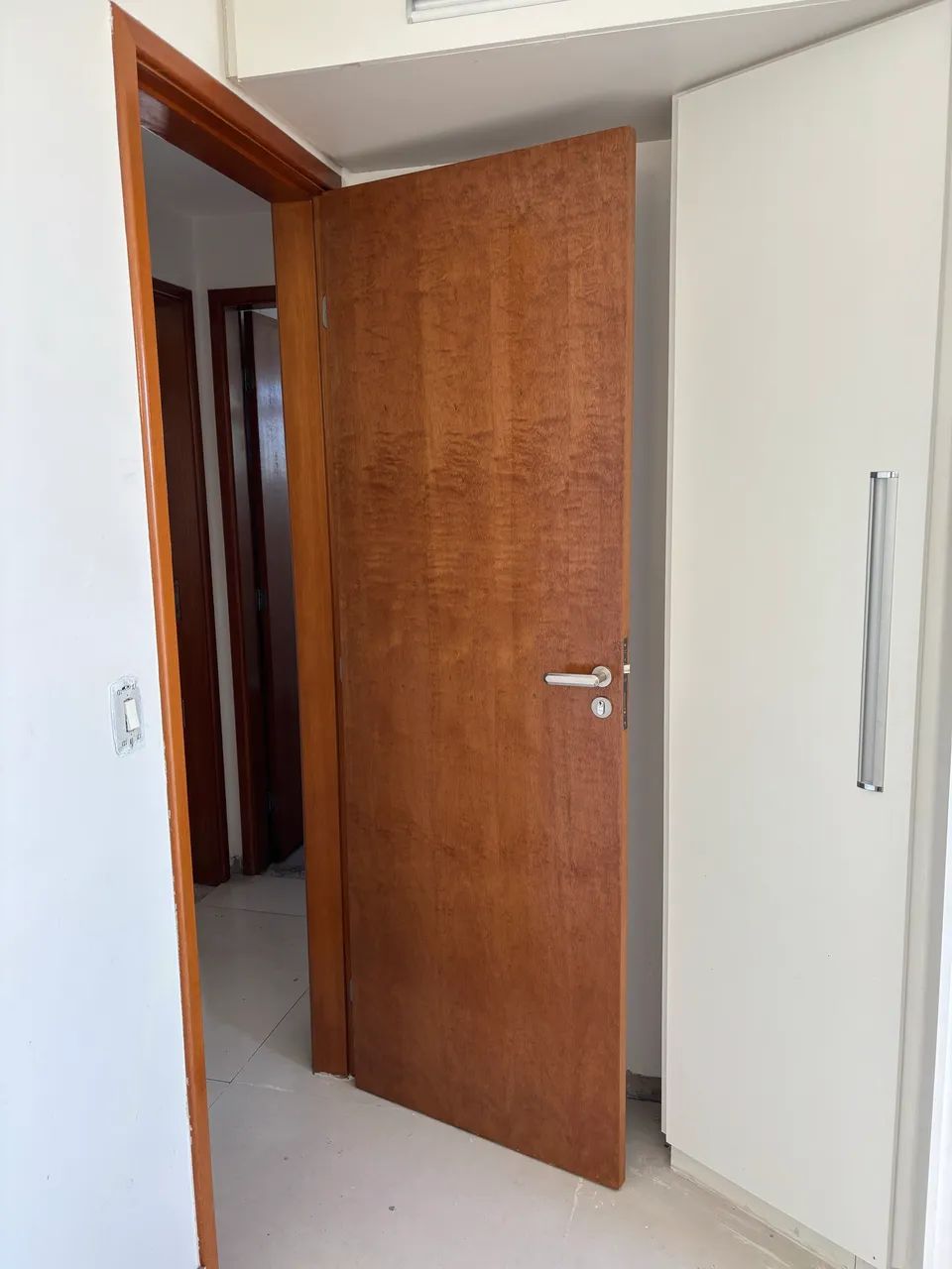 Instalação de porta de madeira