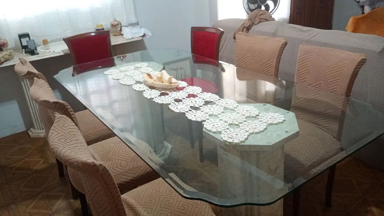 Mesa com 8 cadeiras