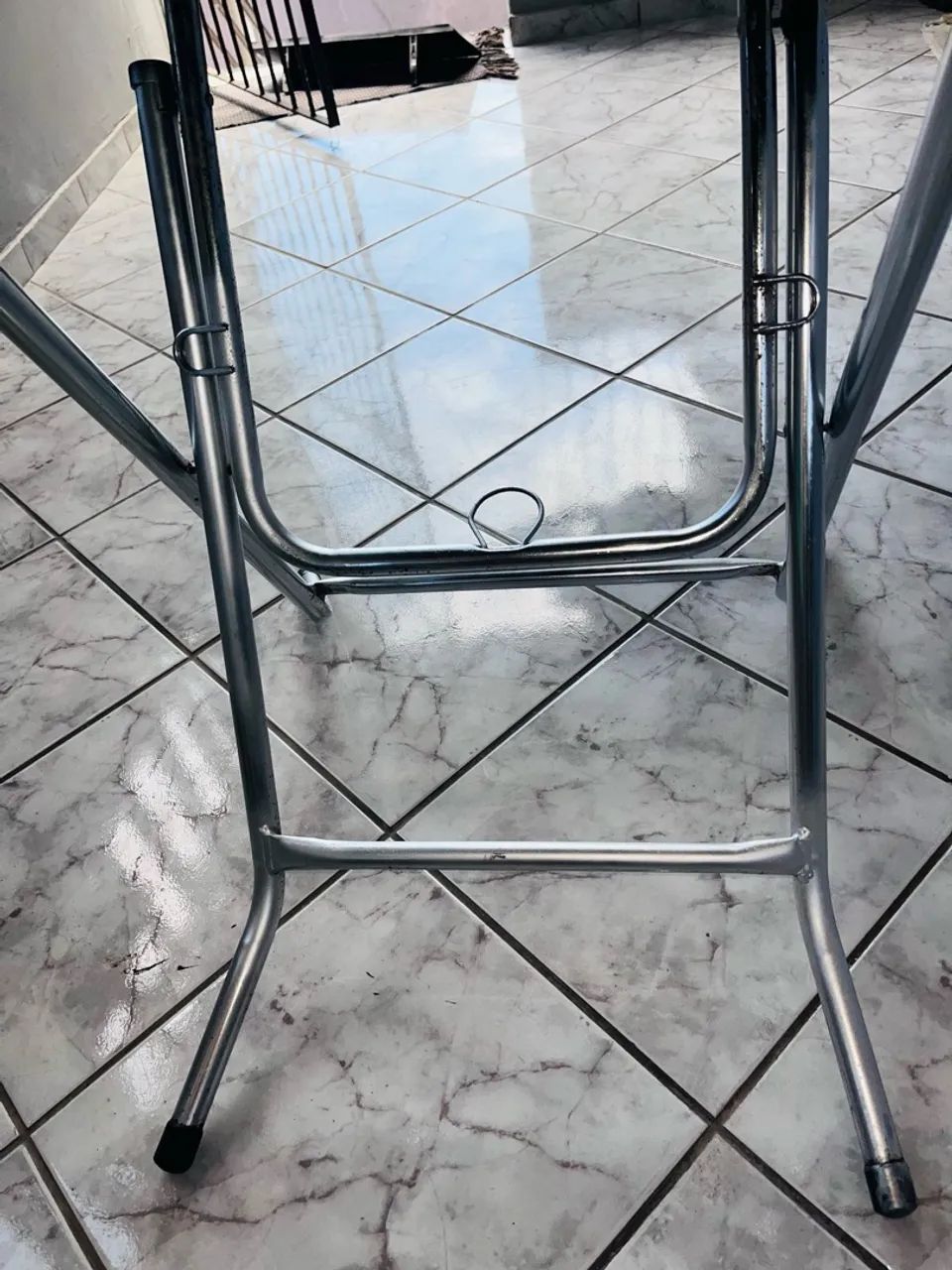 Mesa Dobrável em Plástico E base Metal - Foto 2