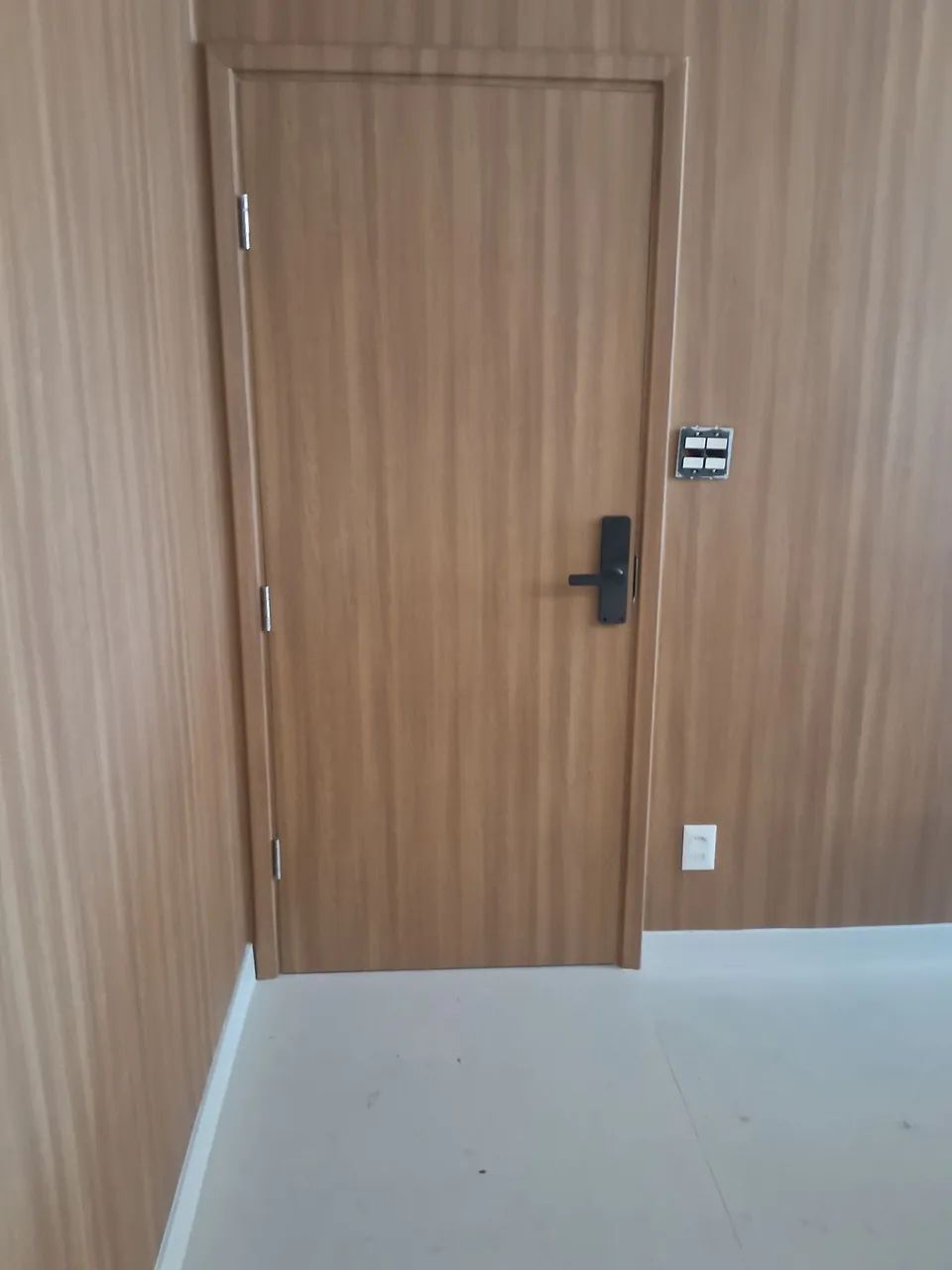 Aplicação de papel de parede madeirado  - Foto 5