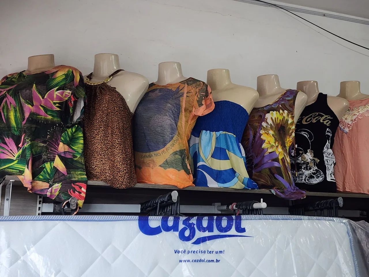 Araras, manequim,  cabides, roupas,  loja completa  - Foto 2