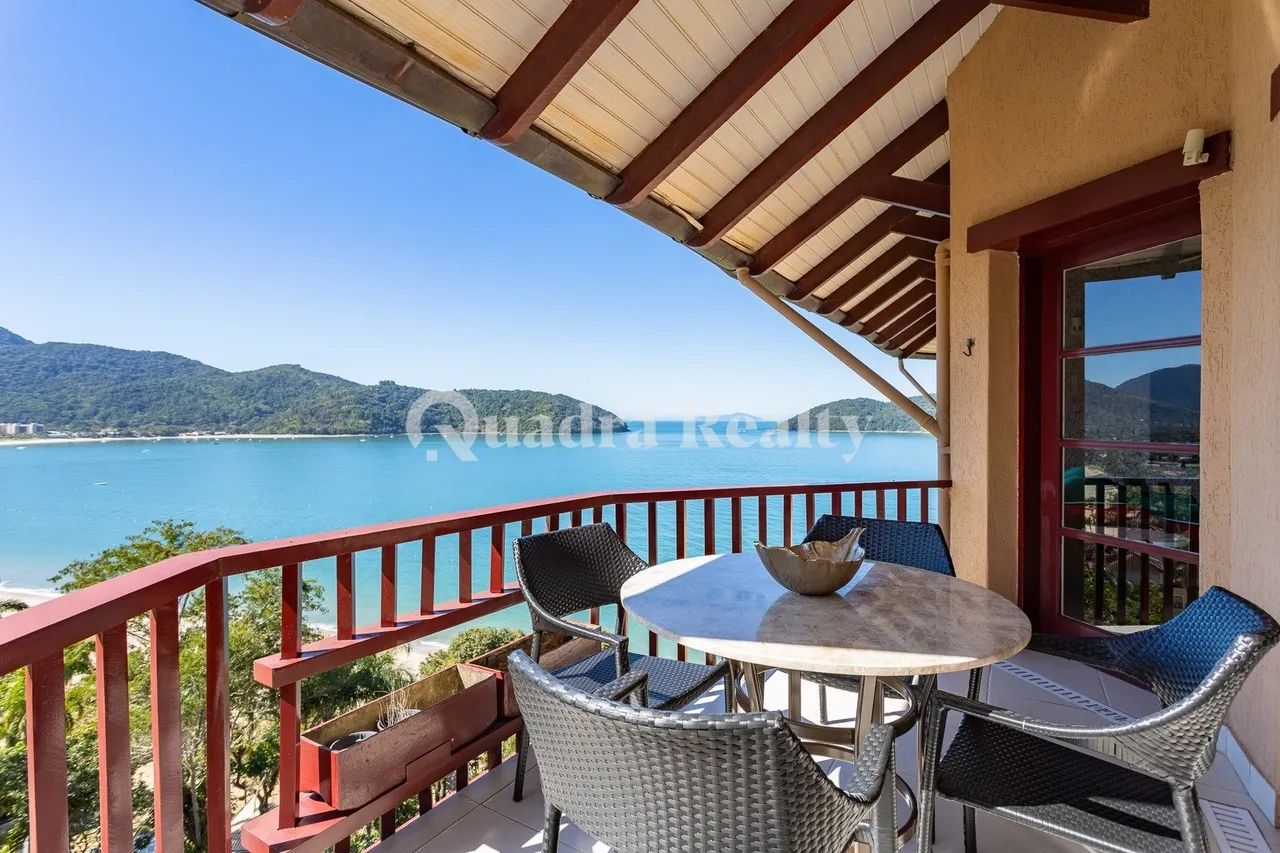 Cobertura com vista para o mar