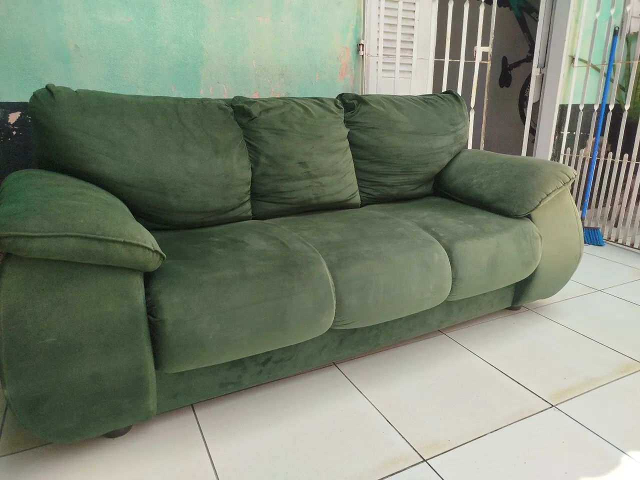 Sofá de 3 lugares em camurça verde