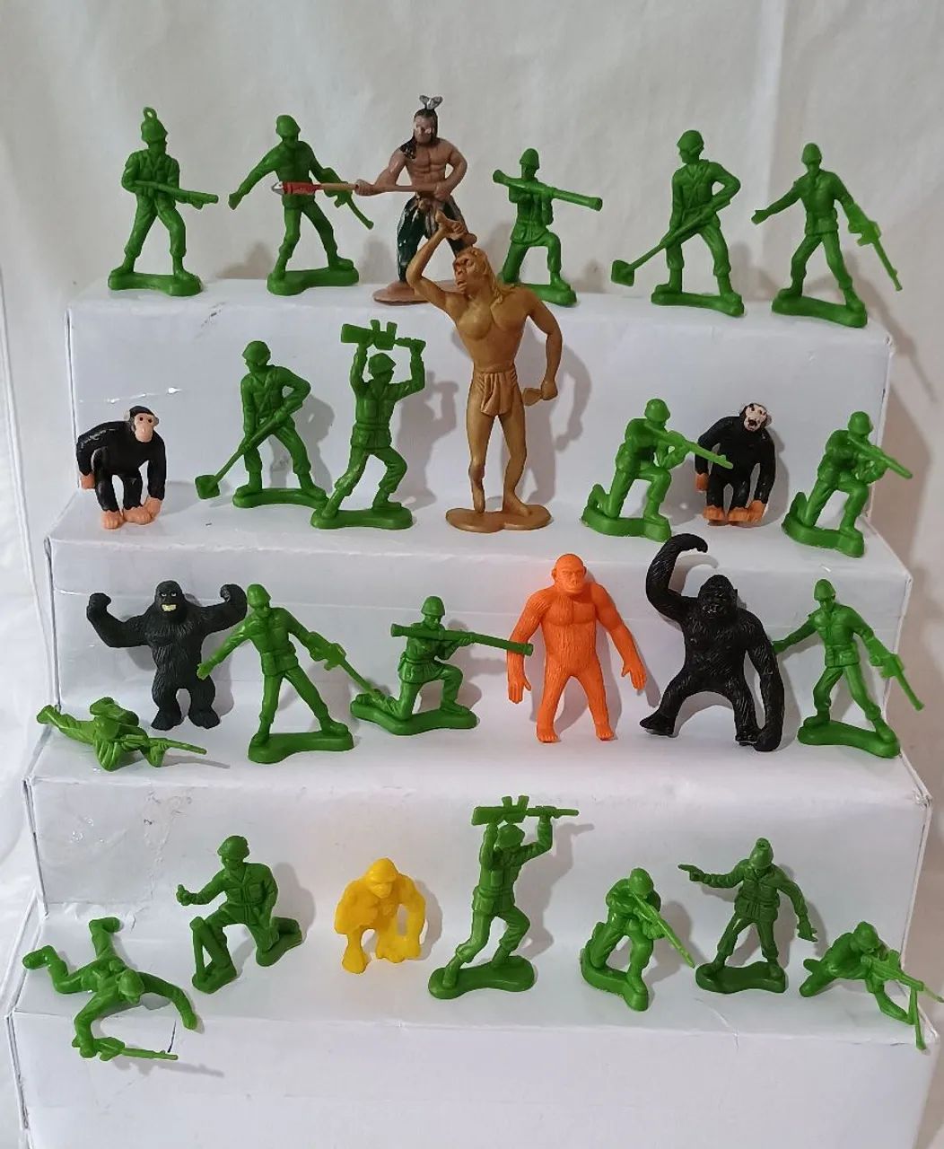 Soldadinhos do toy story e gorilas miniaturas  - Foto 4