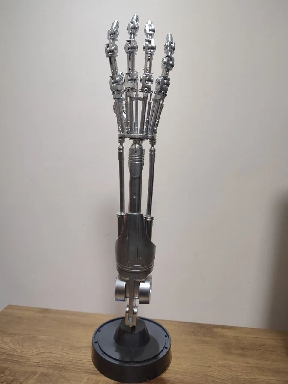 Braço T-800 escala 1/1 
