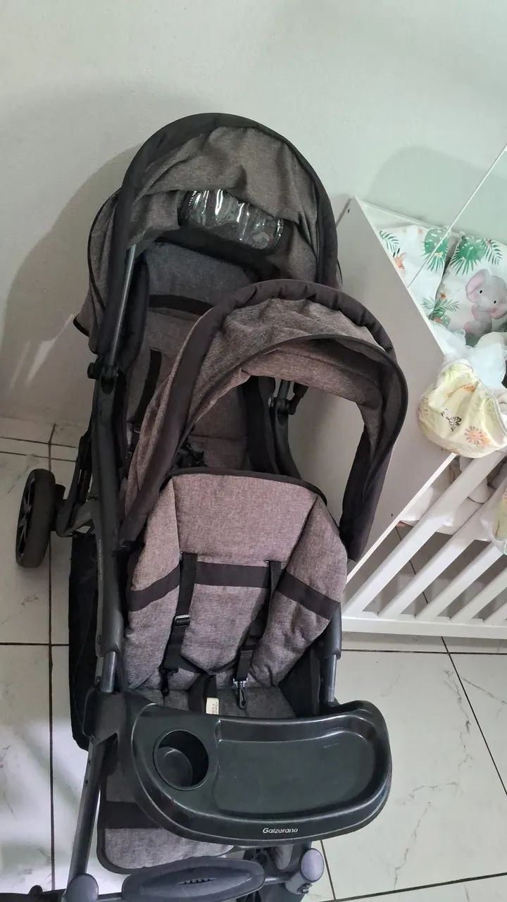 Carrinho de bebê para gêmeos ou irmãos de idade próxima 