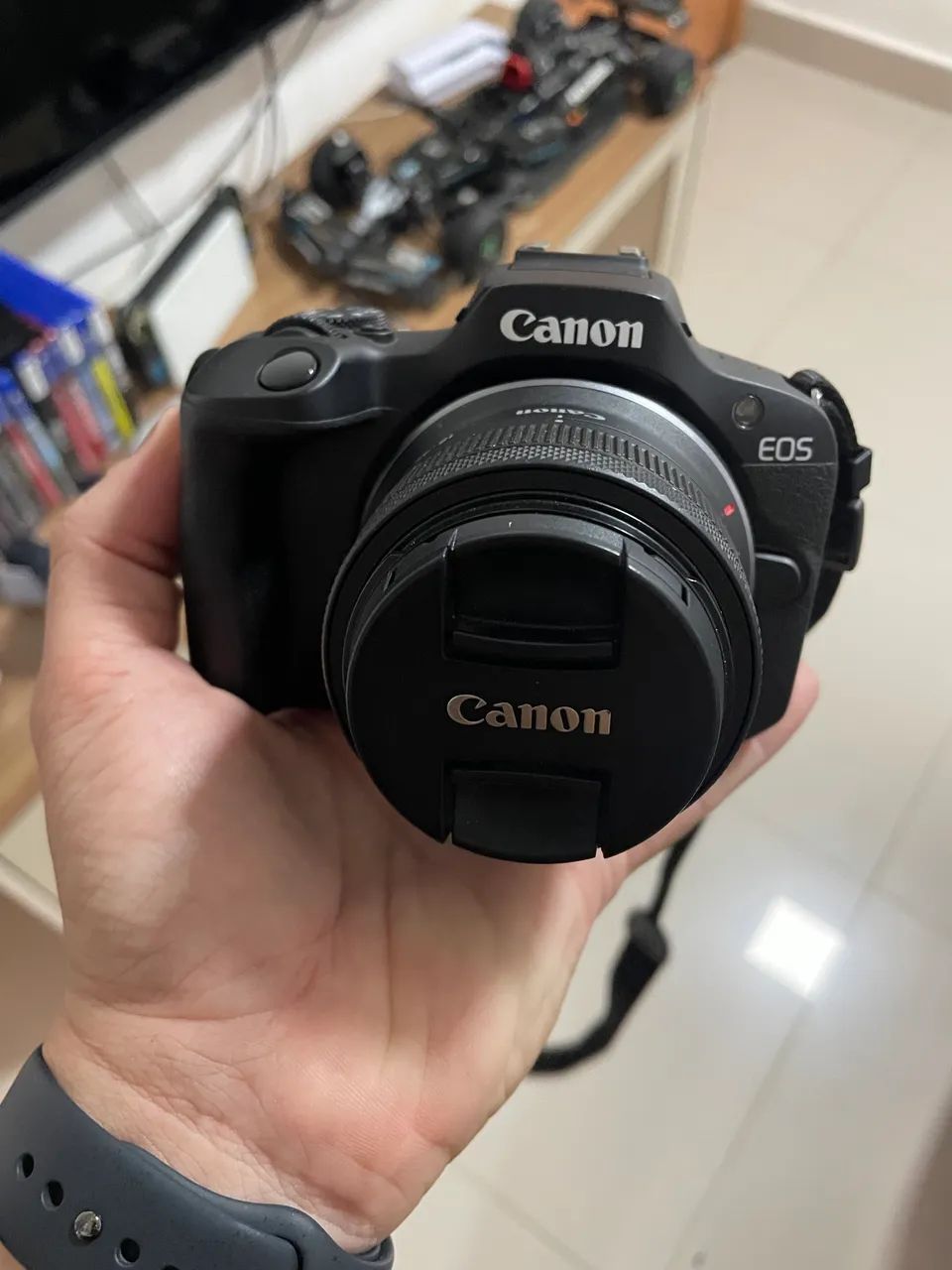Camera Canon EOS R100