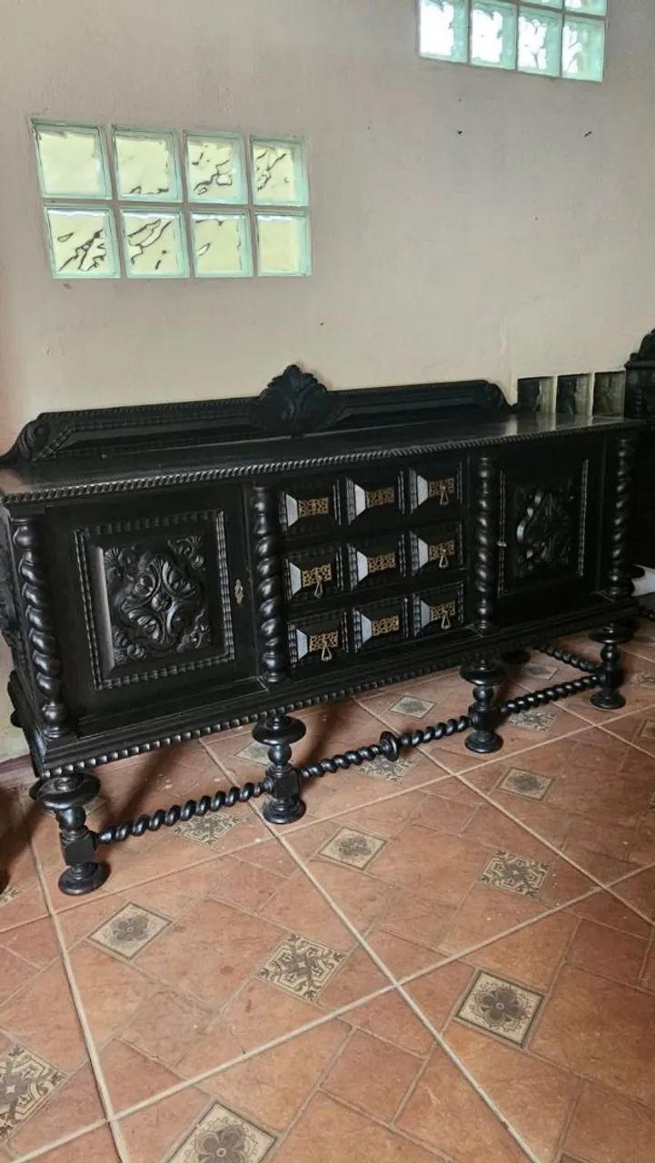 Buffet de madeira maciça antigo